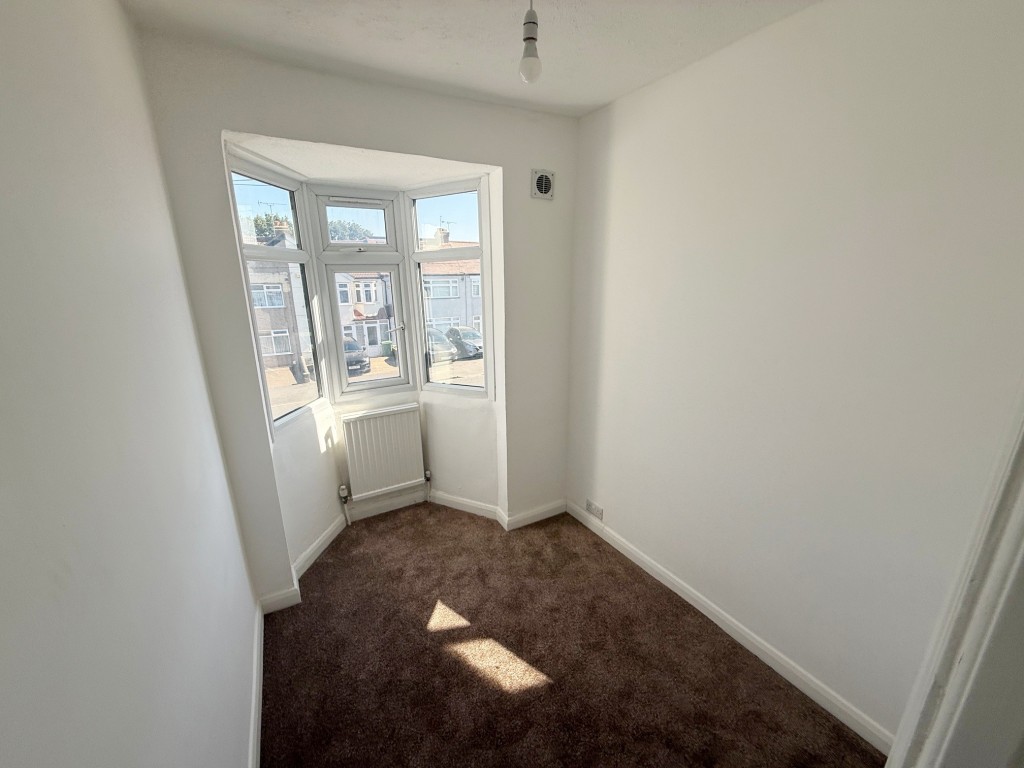 Lot: 209 - HOUSE FOR IMPROVEMENT - Small bedroom/nursey room